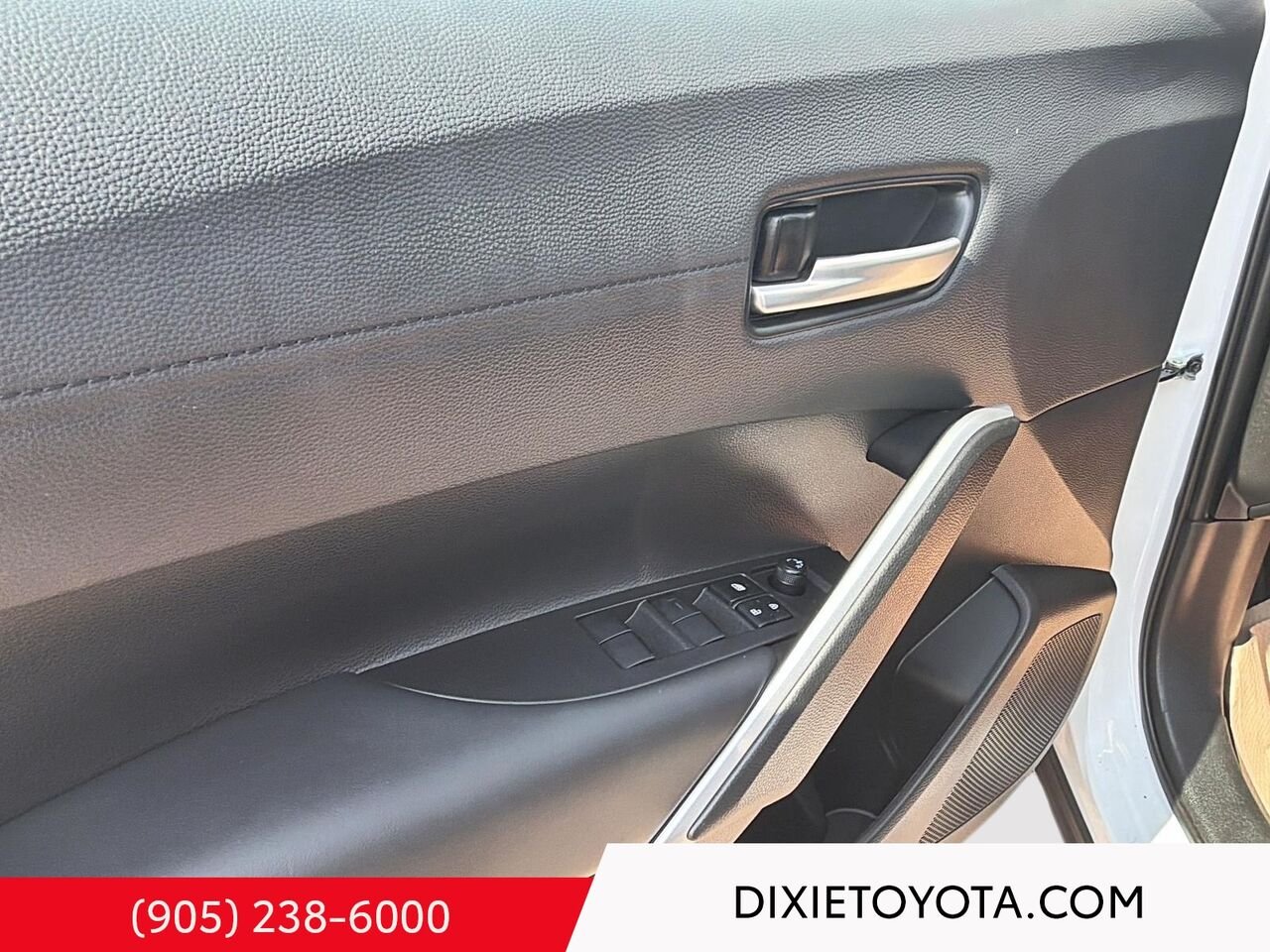 2026 Toyota Corolla Cross XLE AWD / CLEAN CARFAX / HEATED SEATS / MOONROOF / ALLOY WHEELS / CARPLAY AND ANDROID AUTO White Mississauga - photo #7