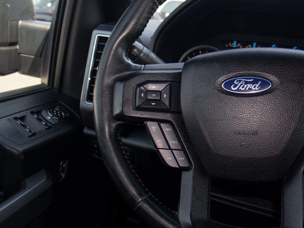 2017 Ford F-150 4WD SuperCrew 145 XLT Grey Sherwood Park - photo #19