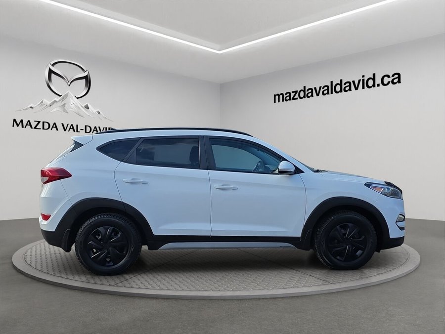 Hyundai Tucson 2.0L SE AWD, Sièges en cuir, Toit ouvrant panoramique, Écran tactile, 2018 Blanc