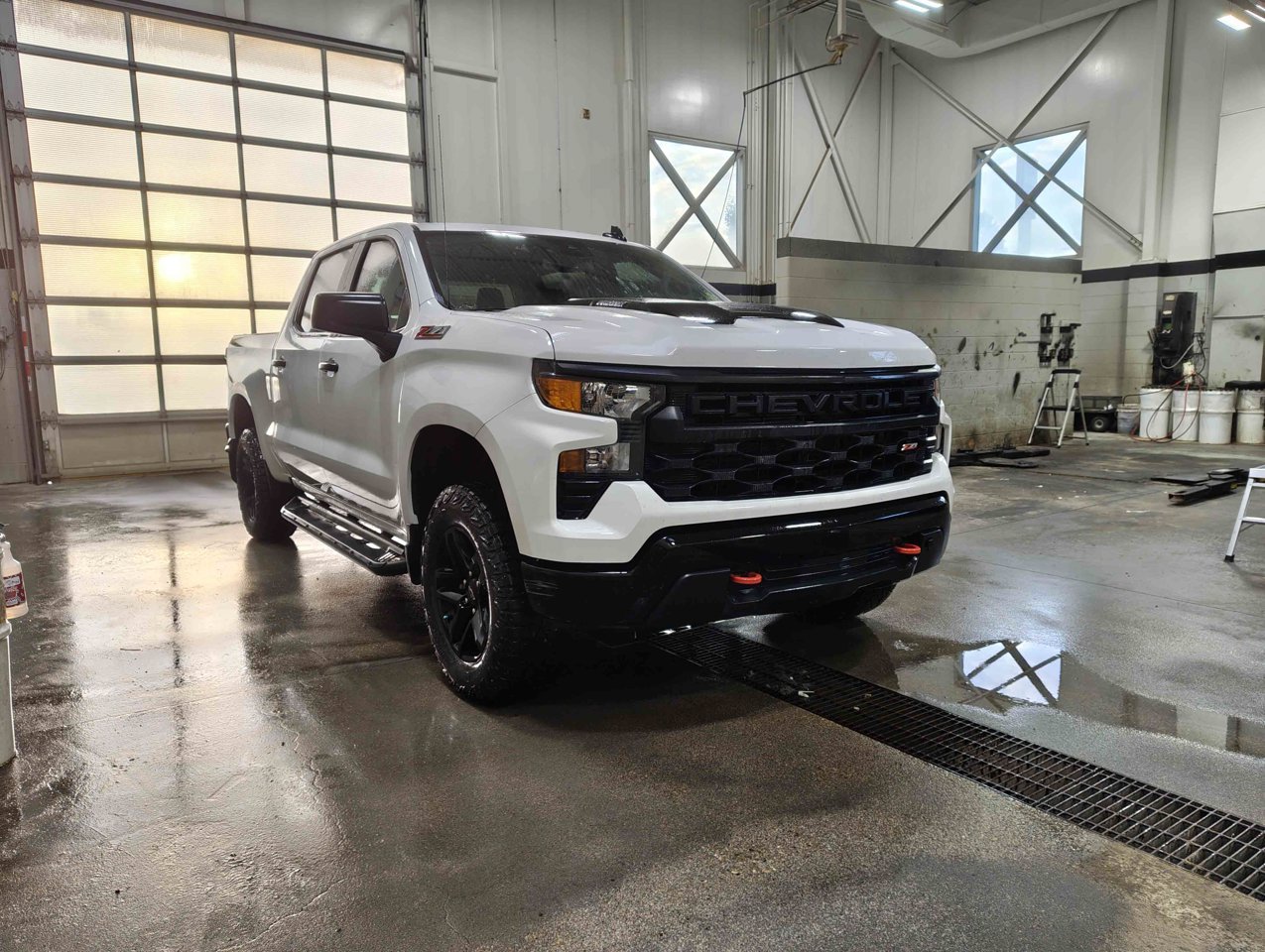 2024 Chevrolet Silverado 1500 4WD Crew Cab 147 Custom Trail Boss White Sherwood Park - photo #2