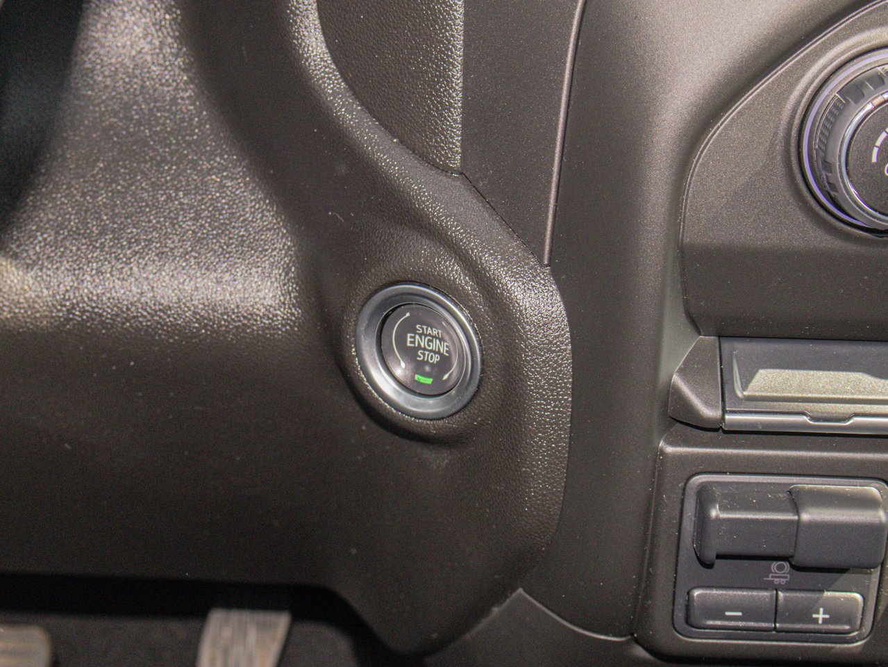 2025 Chevrolet Silverado 2500HD 4WD Crew Cab 159 Custom White Sherwood Park - photo #23