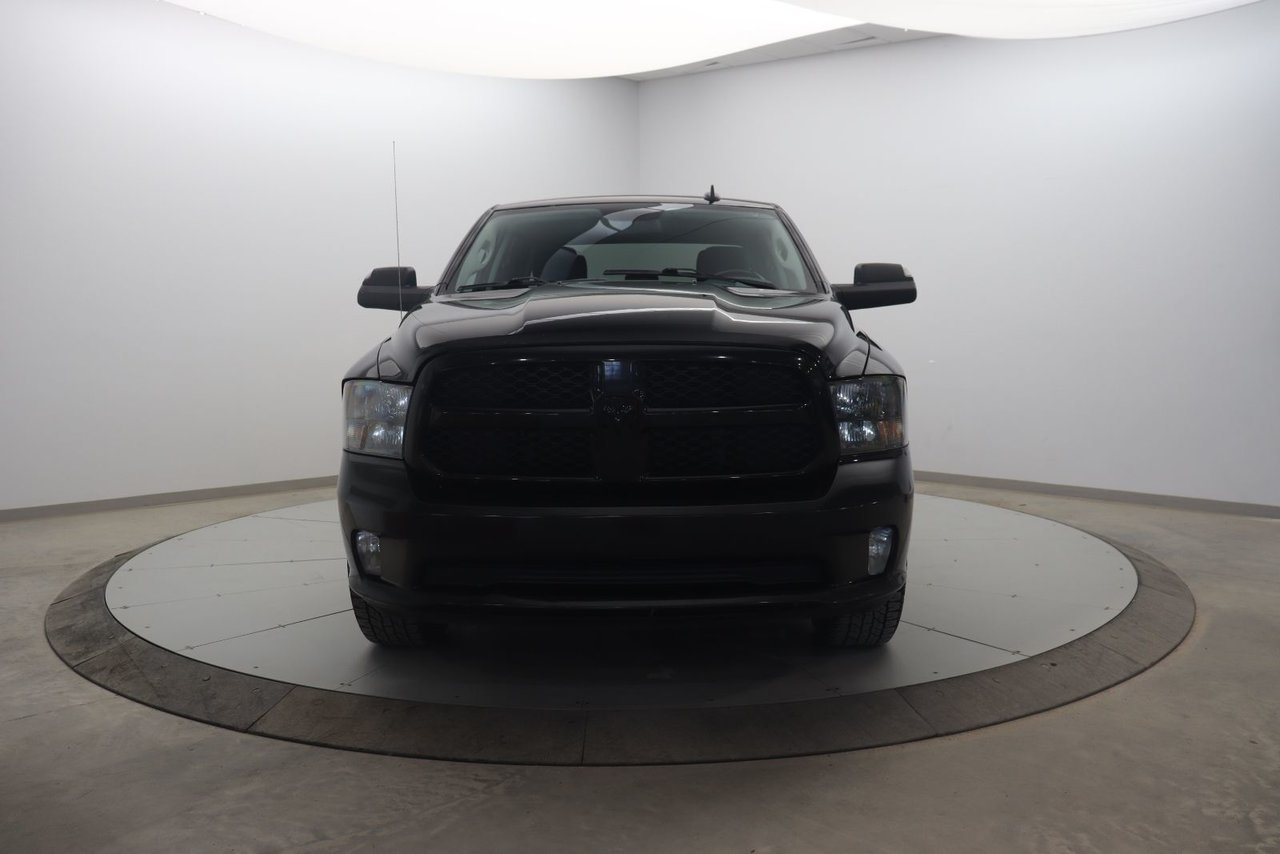 2019 Ram 1500 Classic VIN 3C6RR7KT2KG695861 Black Chicoutimi - photo #1