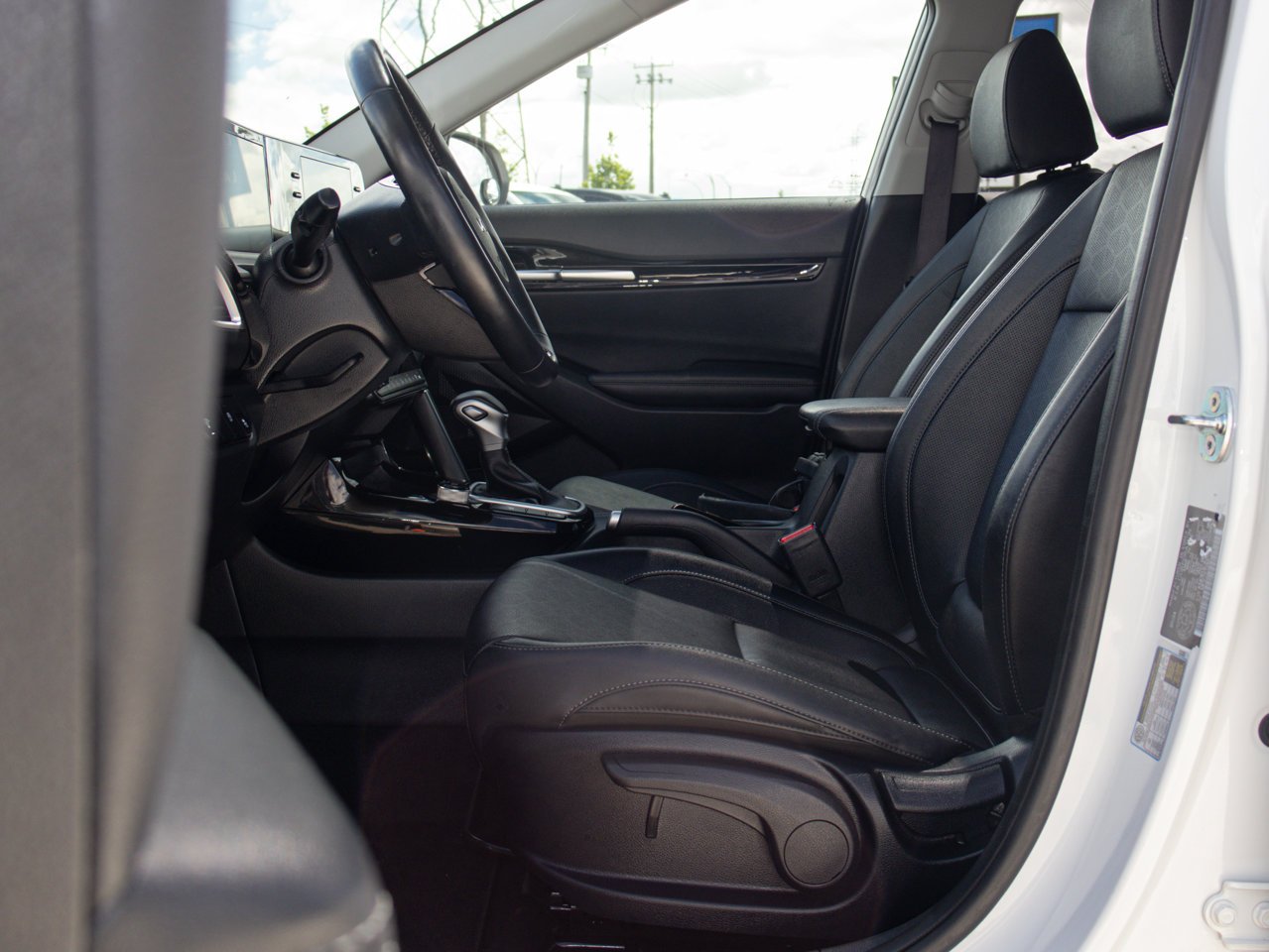 2025 Kia Seltos EX AWD White Sherwood Park - photo #15