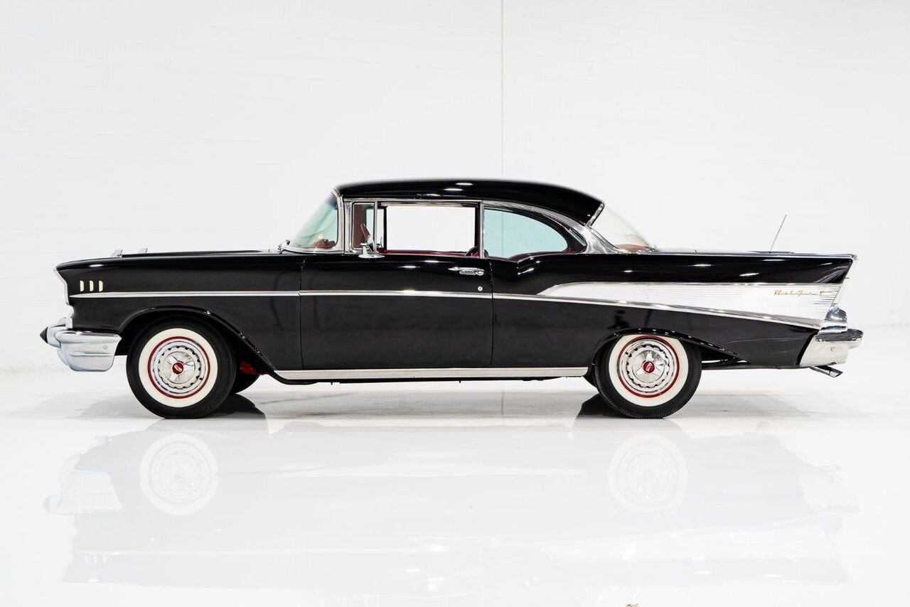 Chevrolet Bel Air Beautifully presented. Restored in desirable color combo | PRIX EN USD 1957 Noir Montréal - photo #32