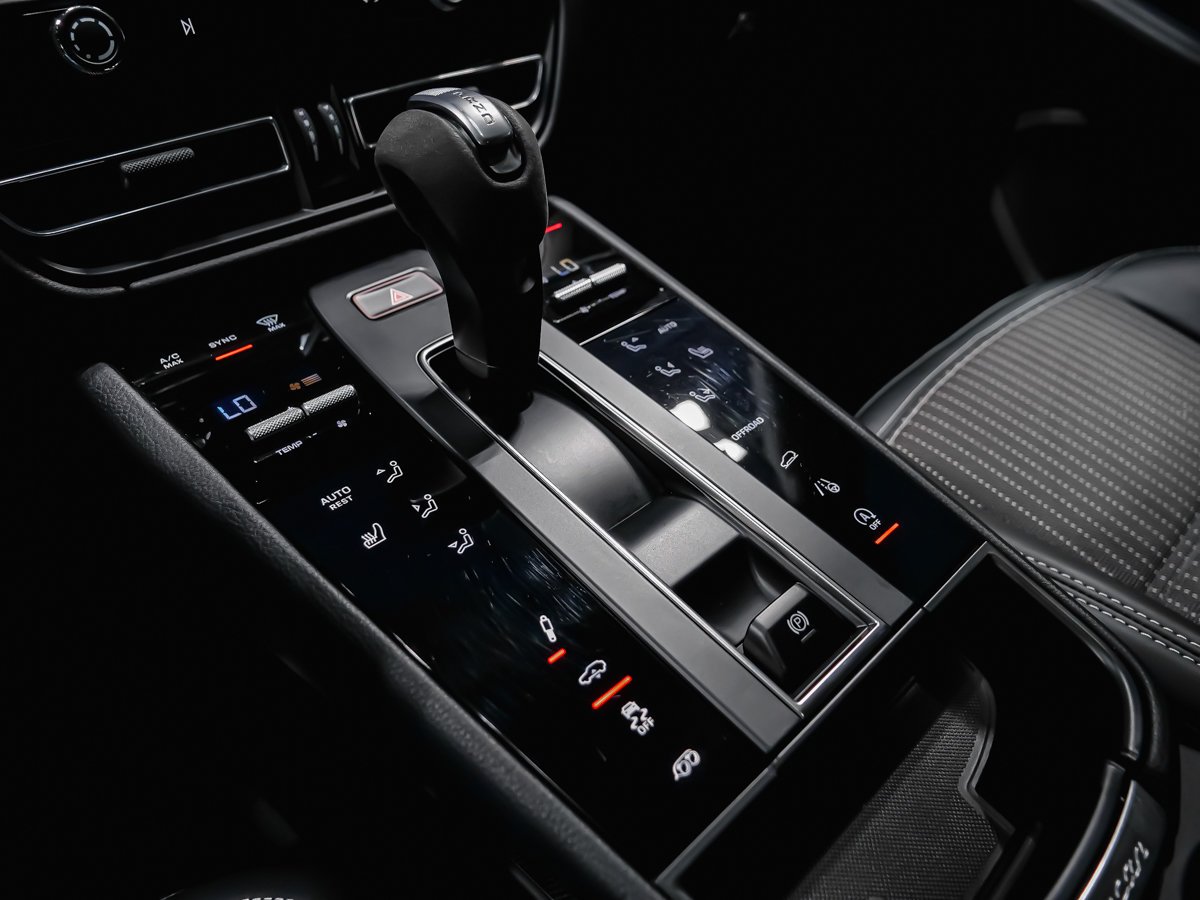 2025 Porsche Macan T Black Montreal - photo #21