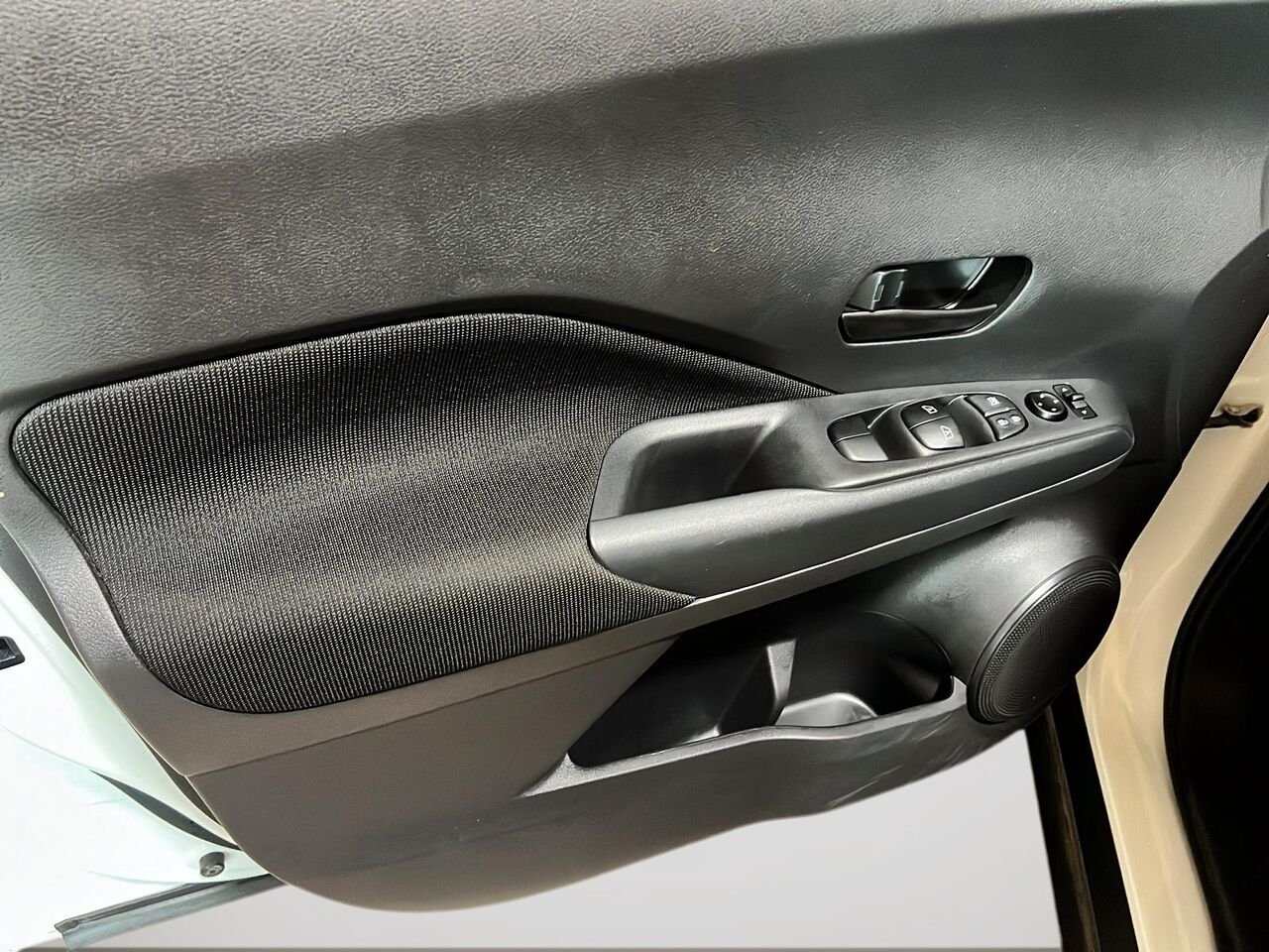2024 Nissan Kicks S White Québec - photo #10