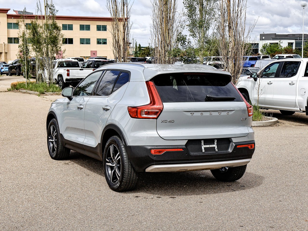 2025 Volvo XC40 B5 AWD Core Bright Theme Grey Sherwood Park - photo #10