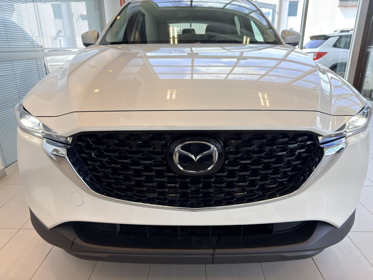 2024 Mazda CX-5 White Notre-Dame-des-Prairies - photo #5
