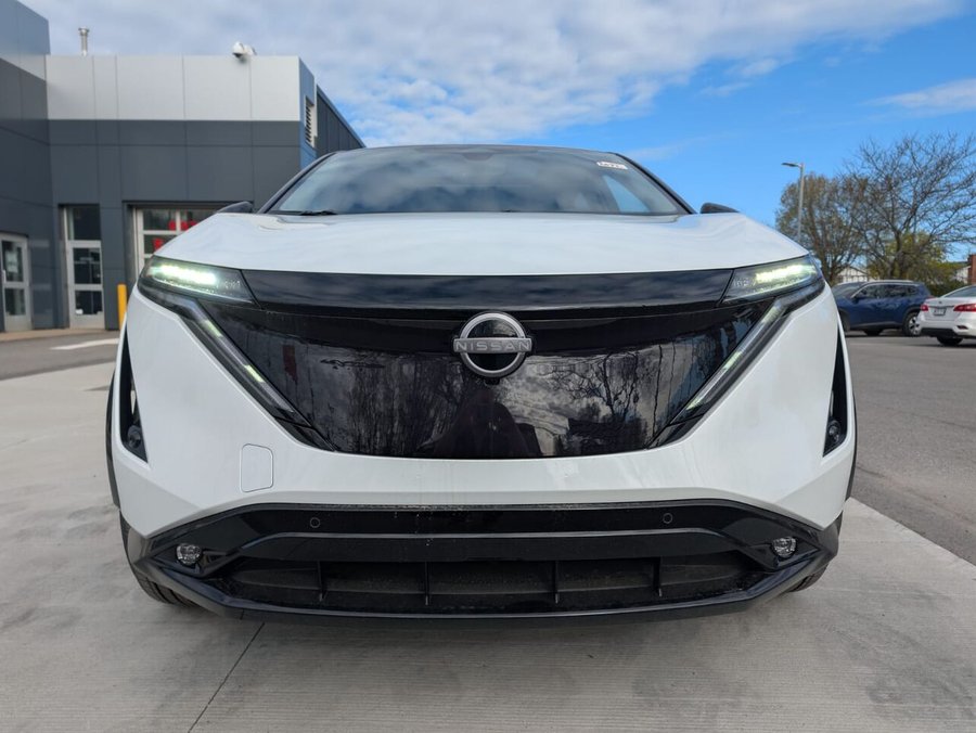 2026 NISSAN ARIYA 2026 Everest White Pearl Tricoat/Black Diamond Pearl
