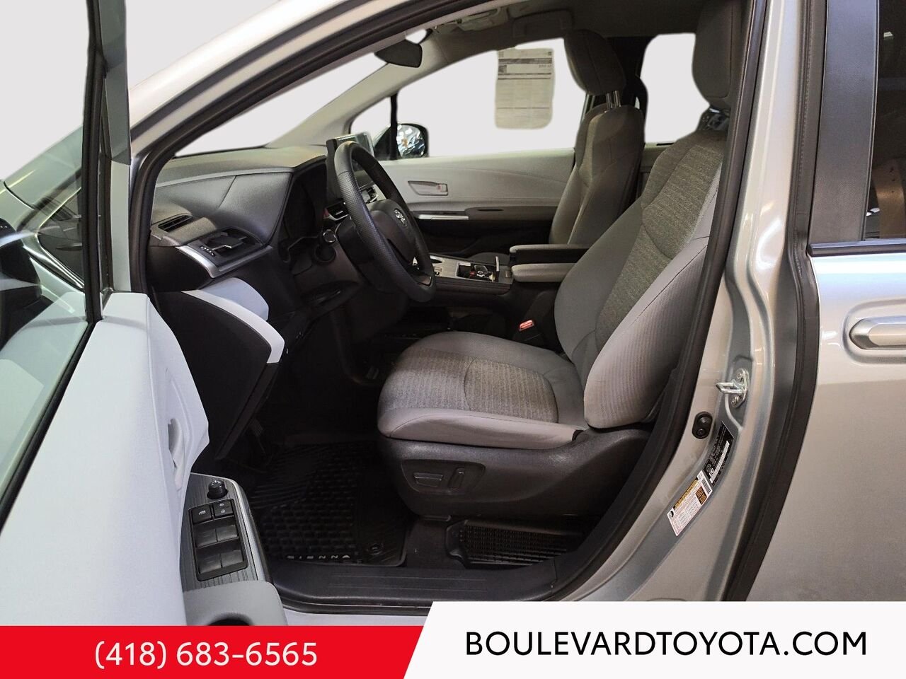 Toyota Sienna 99659A-110 | LE, AWD, 8 PLACES 2025 Argent Québec - photo #8