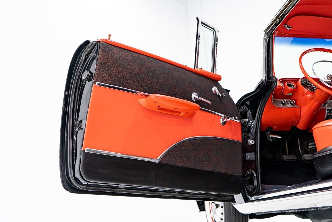 Chevrolet Bel Air Beautifully presented. Restored in desirable color combo | PRIX EN USD 1957 Noir Montréal - photo #8