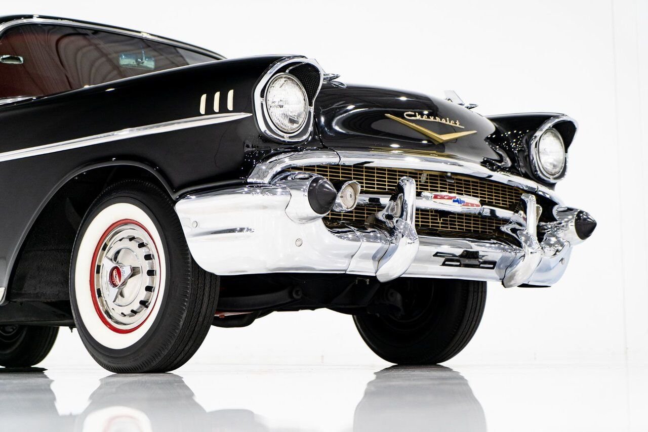Chevrolet Bel Air Beautifully presented. Restored in desirable color combo | PRIX EN USD 1957 Noir Montréal - photo #2