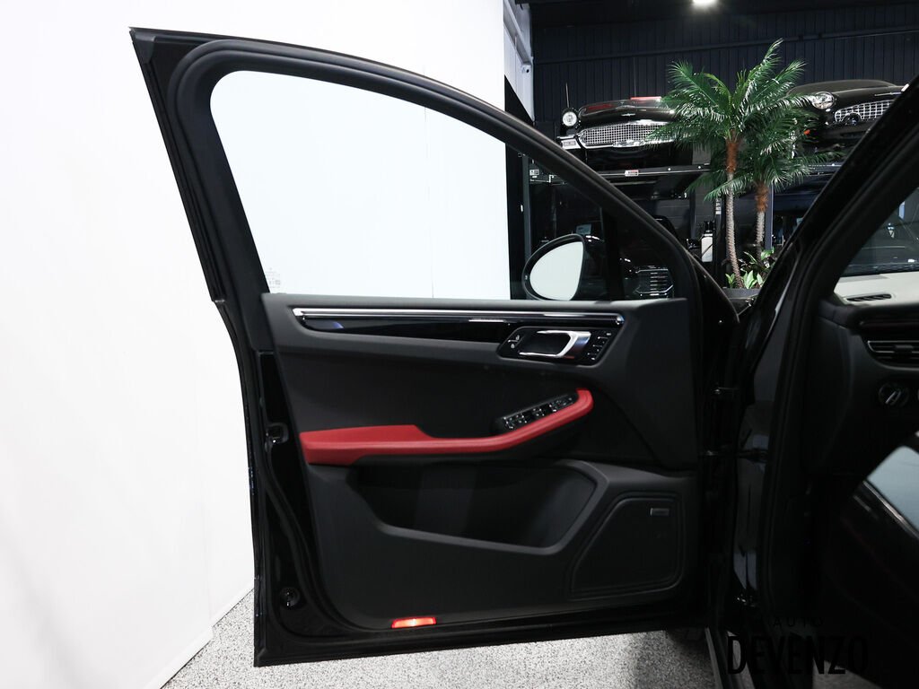 2025 Porsche Macan Black Saint-Eustache - photo #11