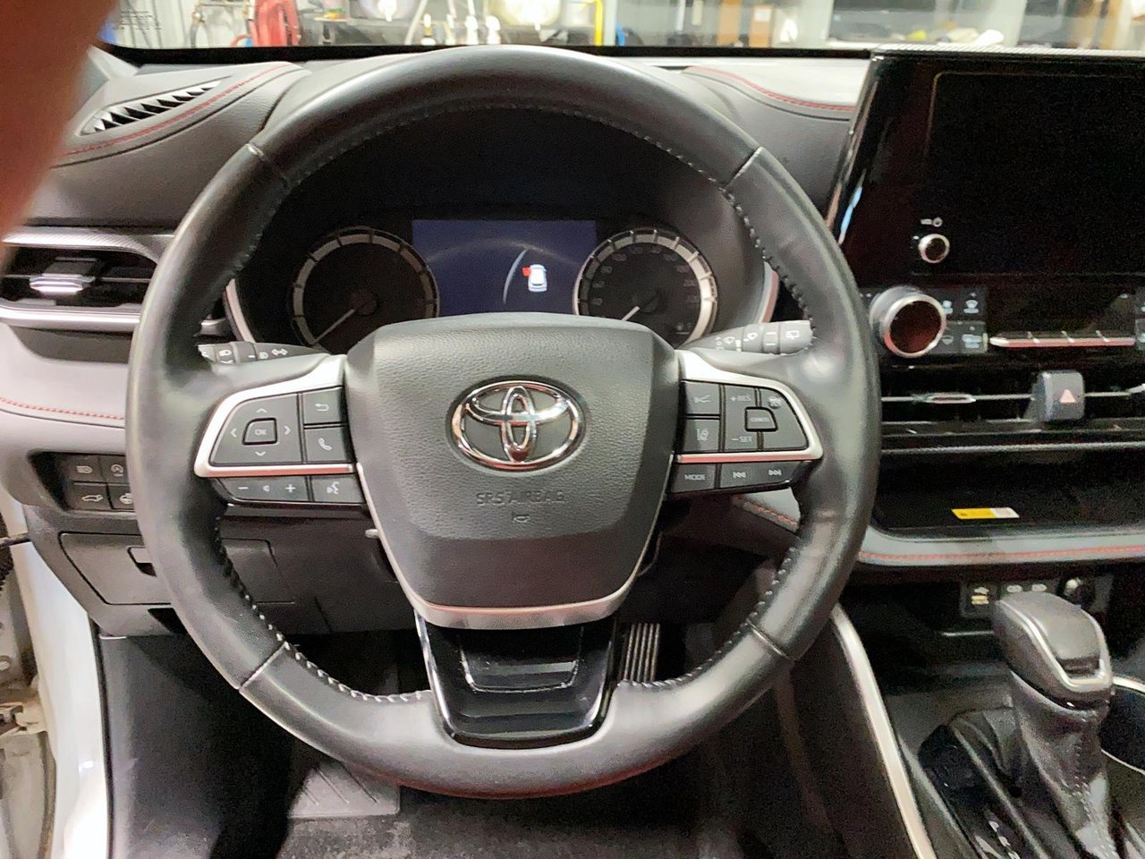 Toyota Highlander NIV 5TDKDRBH2PS525881 2023 Blanc Chicoutimi - photo #14
