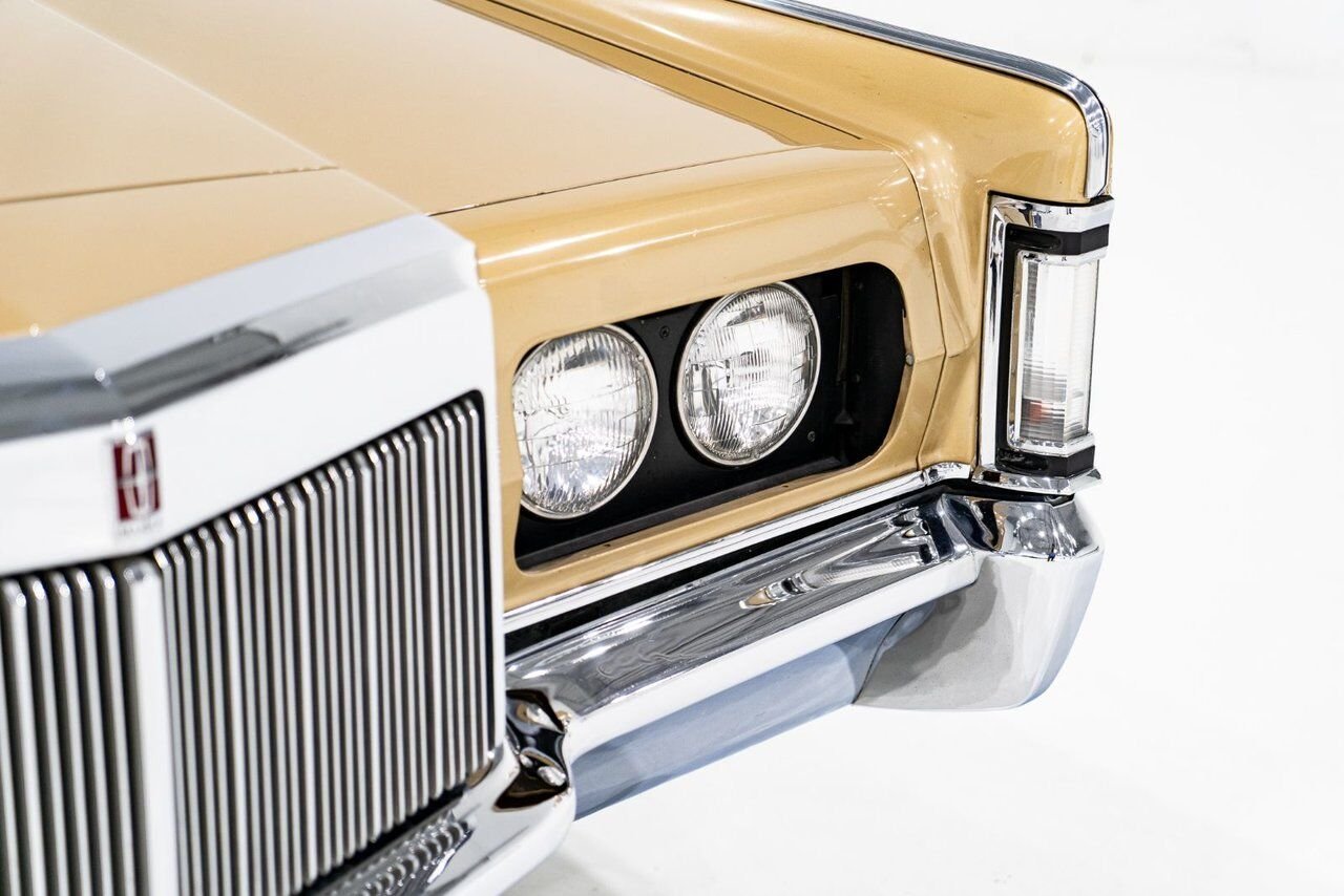 1969 Lincoln Continental Only 687 miles from new. Unrestored example **PRICE IN USD** Gold Montreal - photo #31