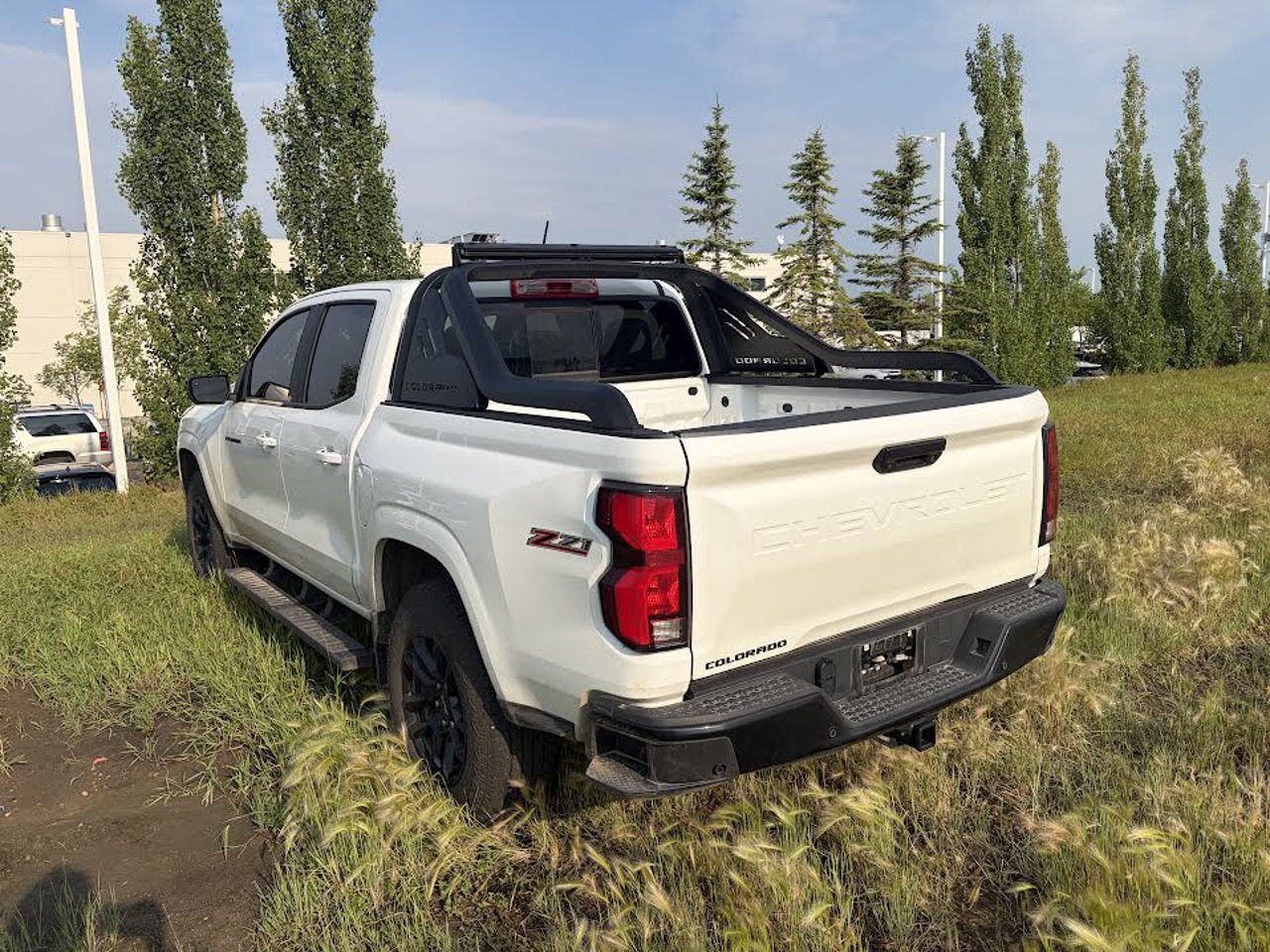 2025 Chevrolet Colorado 4WD Crew Cab Z71 White Sherwood Park - photo #3