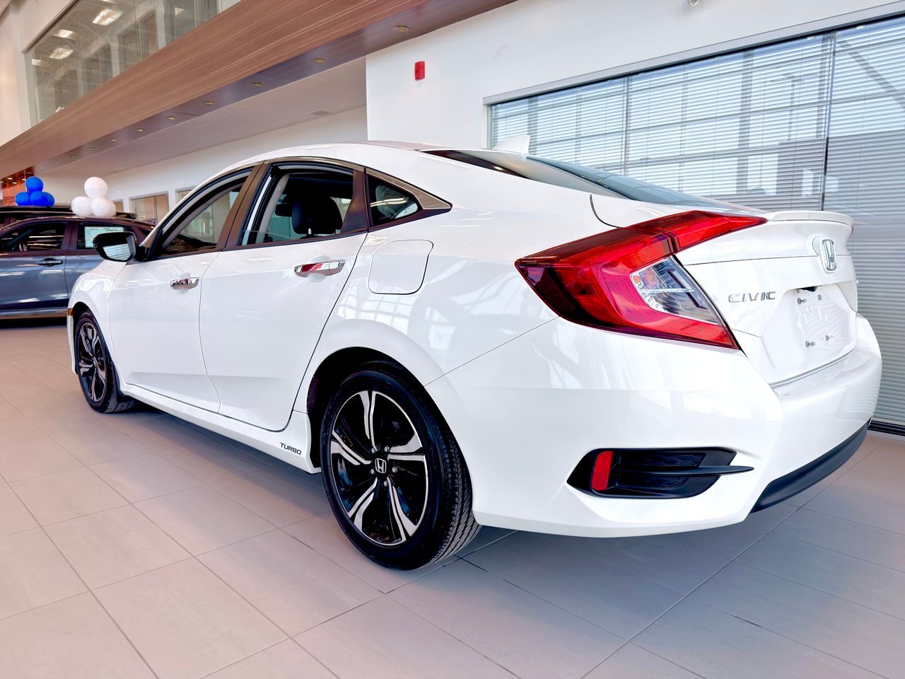 Honda Civic Sedan 2018 Blanc Notre-Dame-des-Prairies - photo #9
