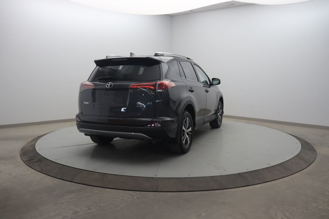 2018 Toyota RAV4 VIN 2T3RFREV9JW852844 Grey Baie-Comeau - photo #3