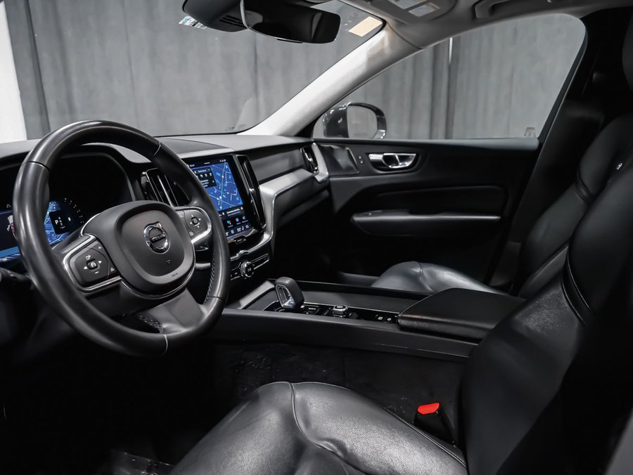 2022 Volvo XC60 B6 MOMENTUM Grey