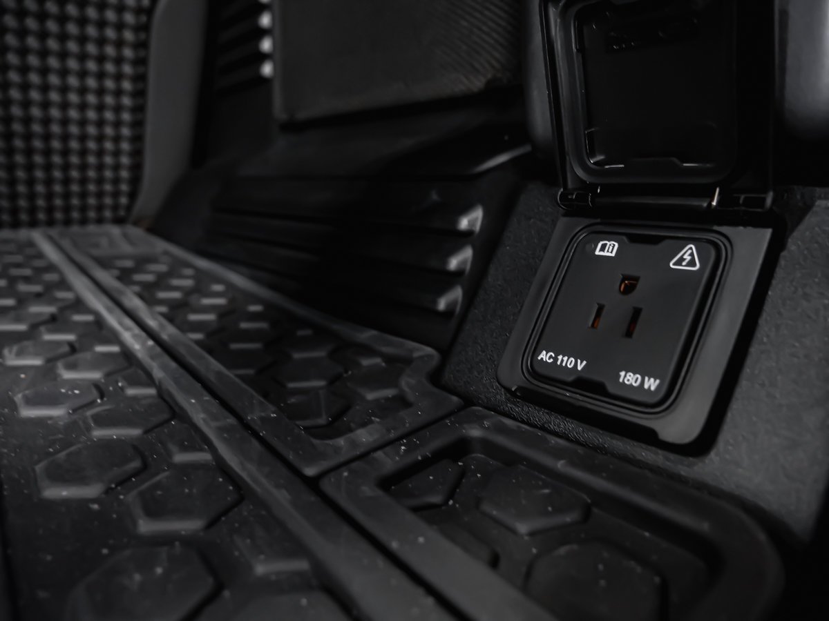 2026 Land Rover Defender X-Dynamic SE V8 Black Montreal - photo #17