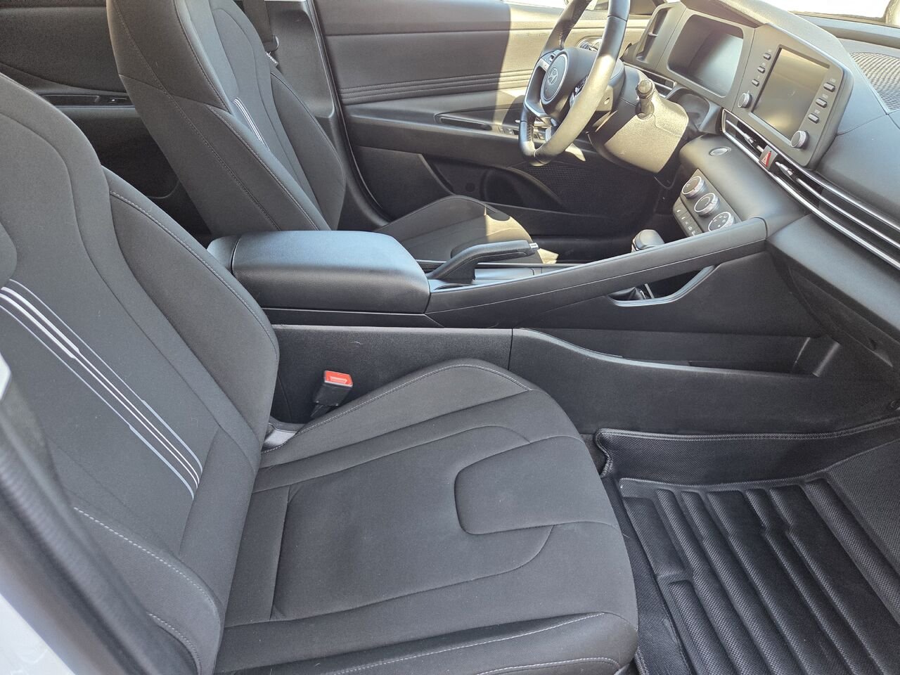 2024 Hyundai Elantra White Rouyn-Noranda - photo #9