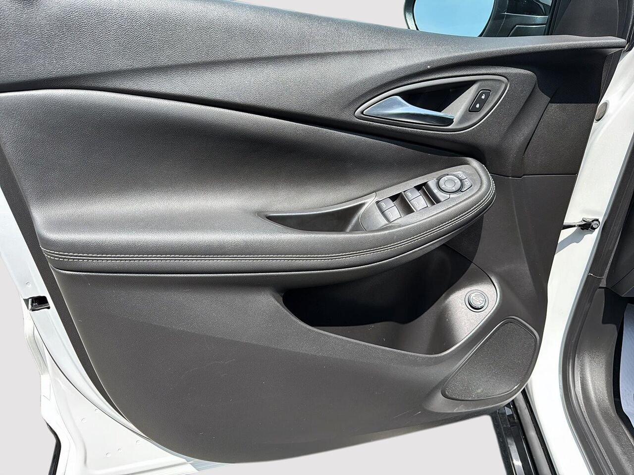 2024 Buick Encore GX White Rouyn-Noranda - photo #9
