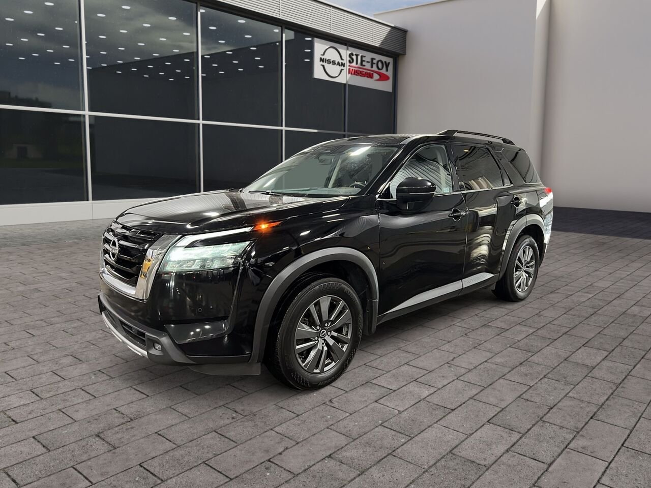 2024 Nissan Pathfinder Black Québec - photo #0