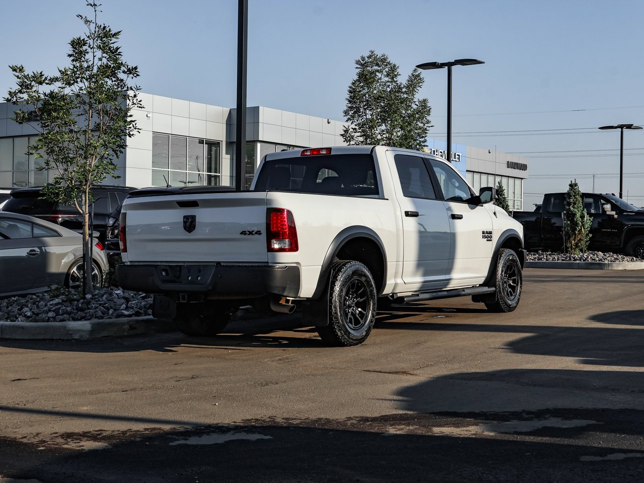 2022 Ram 1500 Classic Warlock 4x4 Crew Cab 5'7 Box White Sherwood Park - photo #7