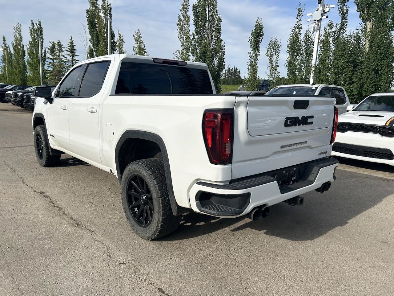 2021 GMC Sierra 1500 4WD Crew Cab 147 AT4 White Sherwood Park - photo #3
