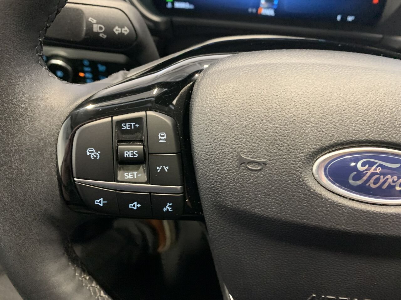 Ford Escape PHEV PHEV+HAUT NIVEAU+BAS KILO+TOIT PANORAMIQUE 2023 Gris Châteauguay - photo #40