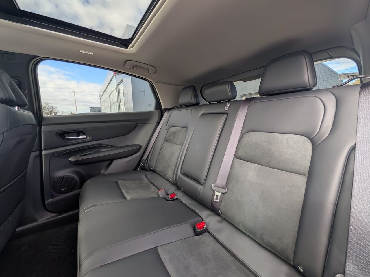 NISSAN ARIYA ARIYA SL E-4ORCE 2026 Blanc Everest nacré triple couche/Diamant noir nacré Châteauguay - photo #13
