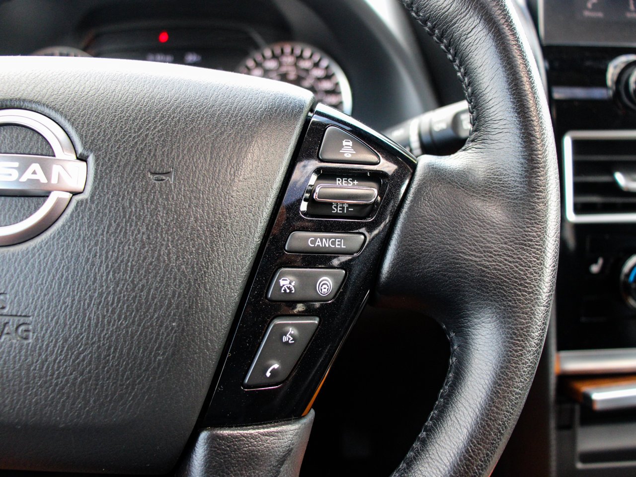2024 Nissan Armada 4x4 SL White Sherwood Park - photo #21