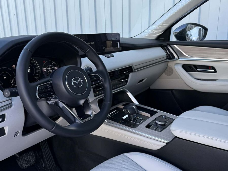 Mazda CX-90 hybride rechargeable Éligible à une subvention gouvernementale allant jusqu’à 7500$ 2025 Noir de jais mica