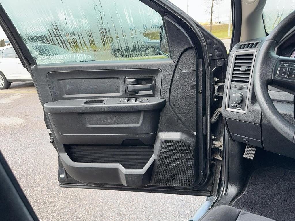 2020 Ram 1500 Classic VIN 1C6RR7FG9LS154863 Black Chicoutimi - photo #8