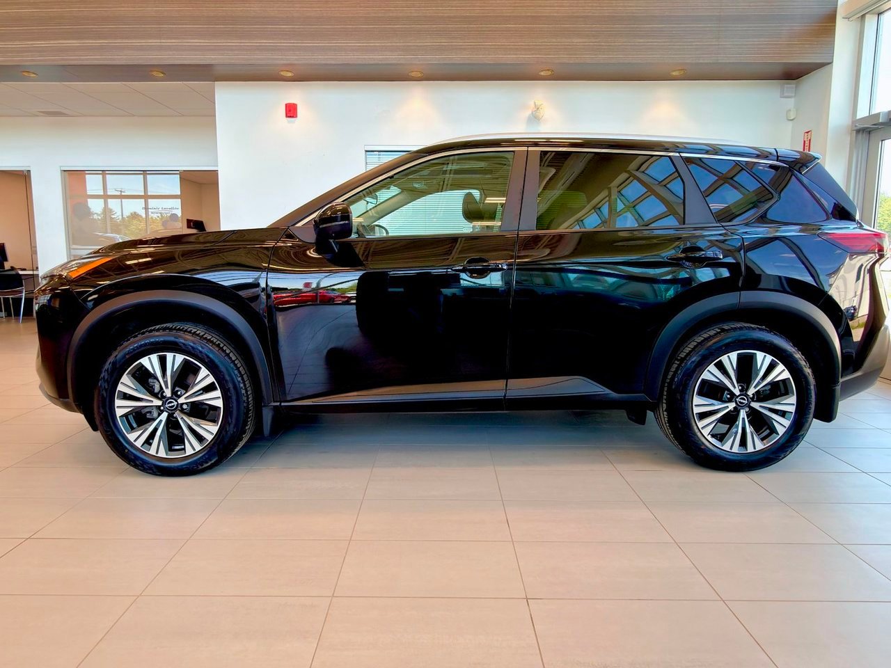 2023 Nissan Rogue Black Notre-Dame-des-Prairies - photo #8
