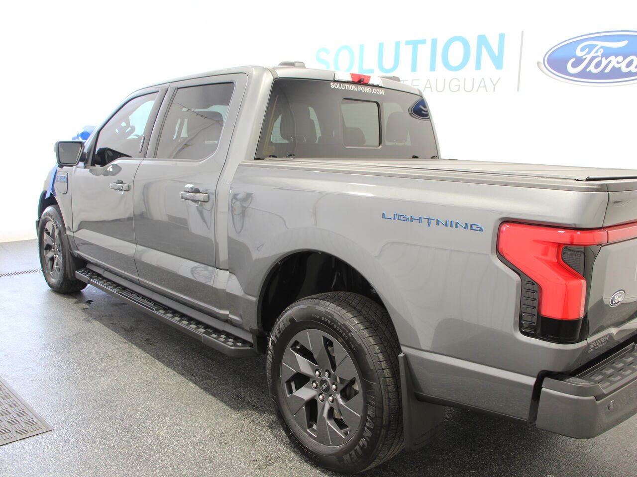 2025 Ford F-150 Lightning LARIAT Grey Châteauguay - photo #4