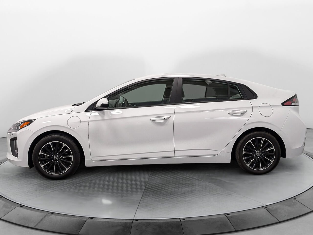 2021 Hyundai IONIQ Plug-in Hybrid Preferred Bas Kilométrage White Sherbrooke - photo #1