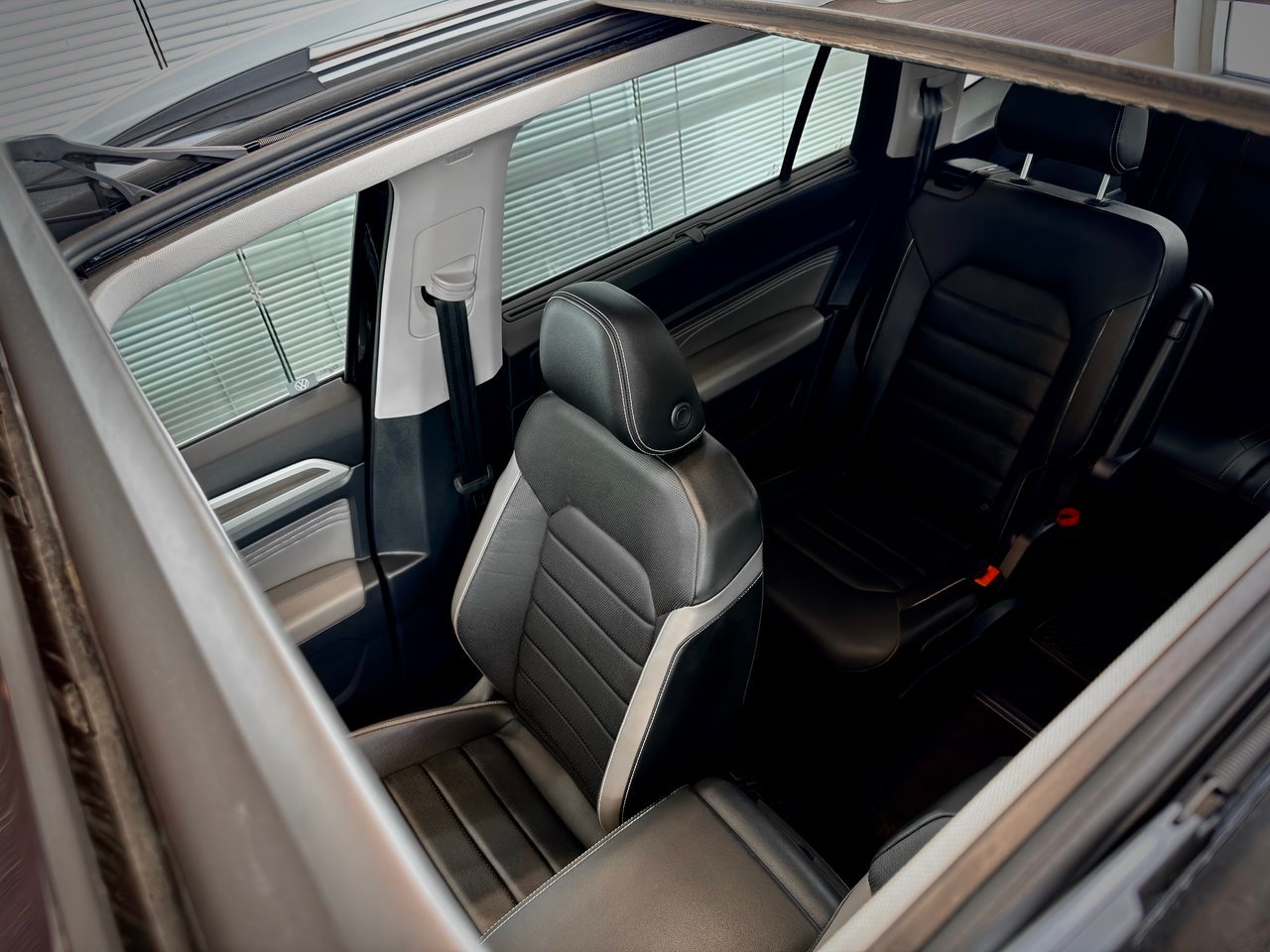 2022 Volkswagen Atlas Black Notre-Dame-des-Prairies - photo #14