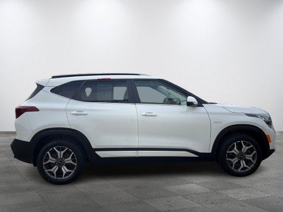 Kia Seltos 2023 Blanc Thetford Mines - photo #2