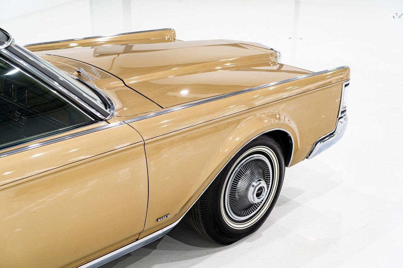 1969 Lincoln Continental Only 687 miles from new. Unrestored example **PRICE IN USD** Gold Montreal - photo #39