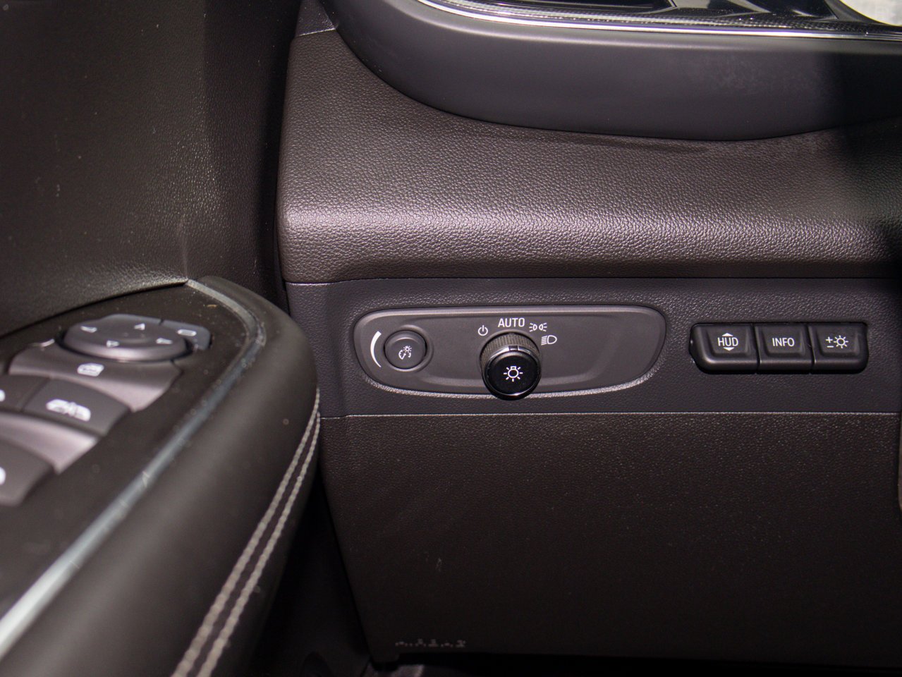 2022 Buick Envision AWD 4dr Essence White Sherwood Park - photo #21