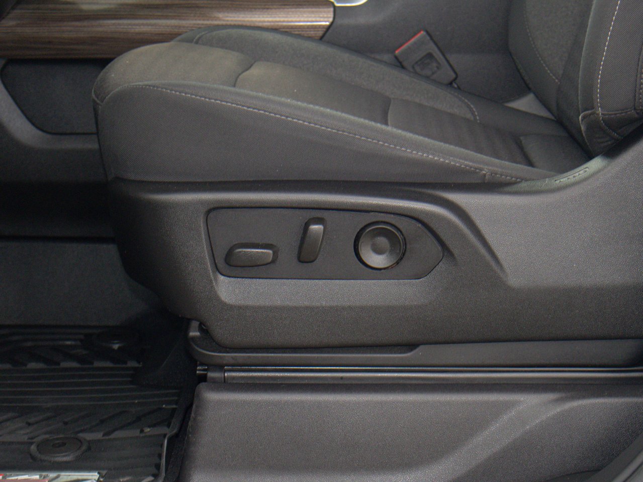 2024 Chevrolet Silverado 1500 4WD Crew Cab 147 RST White Sherwood Park - photo #18