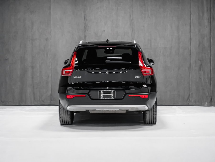 2023 Volvo XC40 B5 PLUS DARK BLACK SOLID