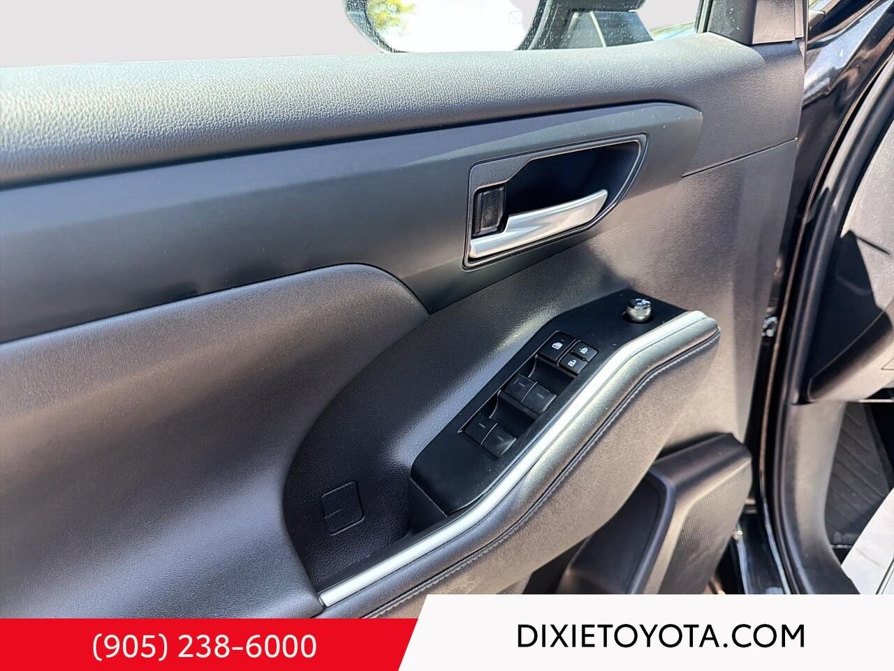 2024 Toyota Highlander XLE AWD / CLEAN CARFAX / HEATED SEATS / MOONROOF / ALLOY WHEELS / CARPLAY AND ANDROID AUTO Black Mississauga - photo #7