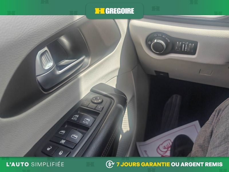 2019 Chrysler Pacifica Grey Laval - photo #19