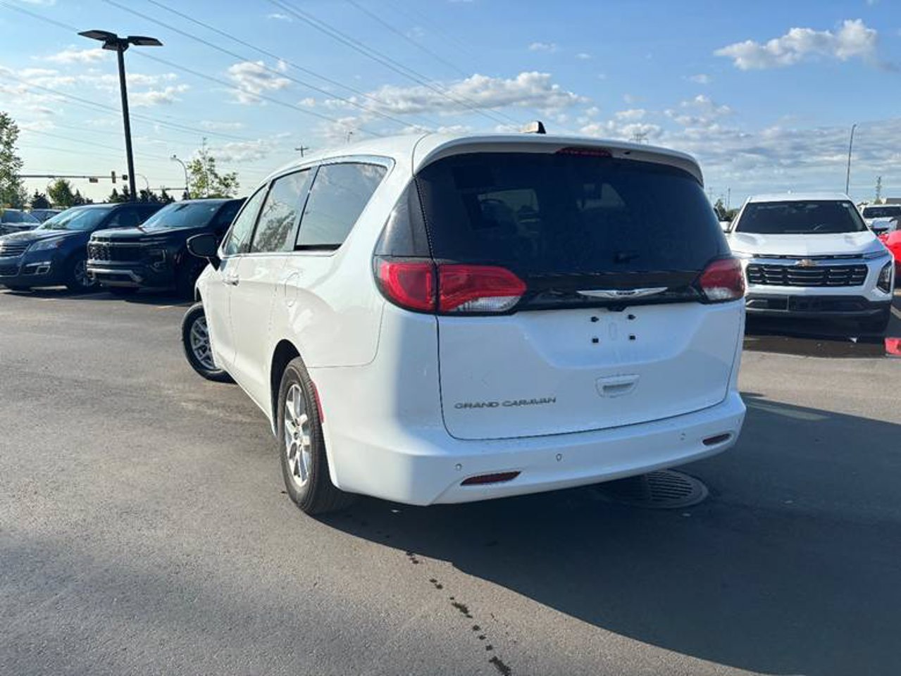 2024 Chrysler Grand Caravan SXT 2WD White Sherwood Park - photo #3