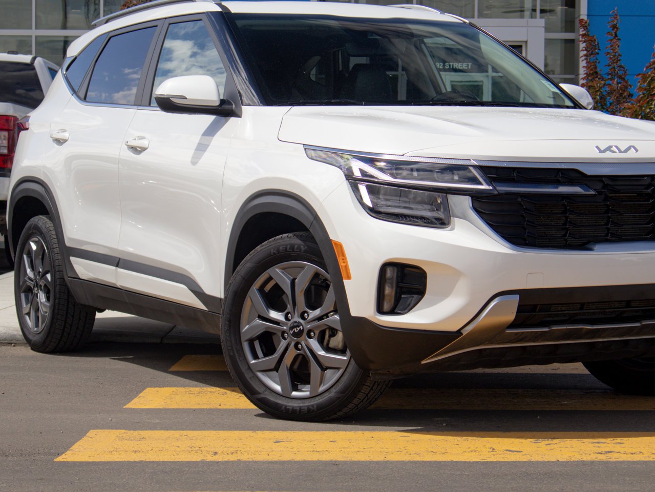 2025 Kia Seltos EX AWD White Sherwood Park - photo #4