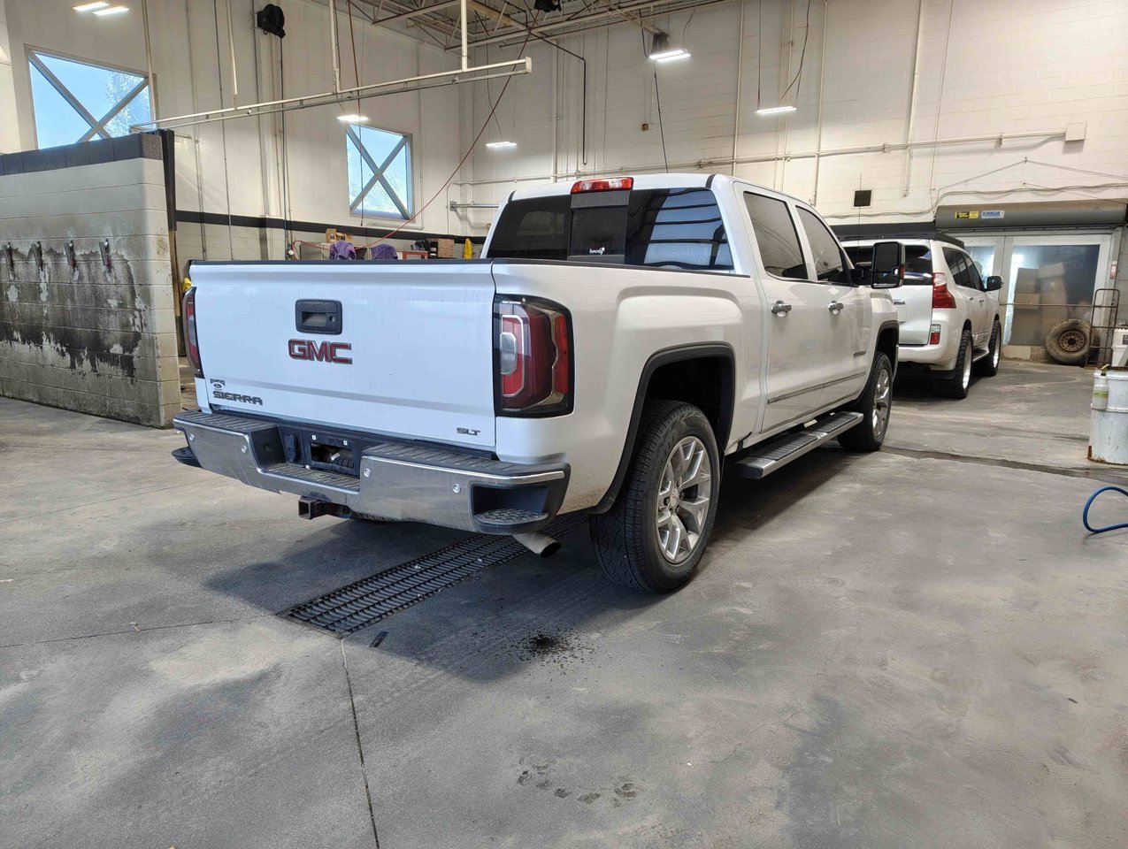 2017 GMC Sierra 1500 4WD Crew Cab 143.5 SLT White Sherwood Park - photo #5