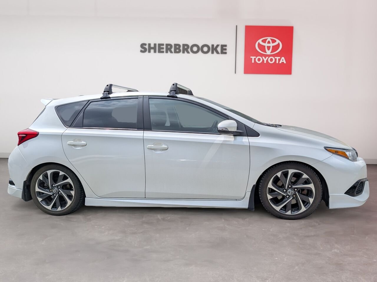 2018 Toyota Corolla iM JTNKARJE2JJ571162 White Sherbrooke - photo #3