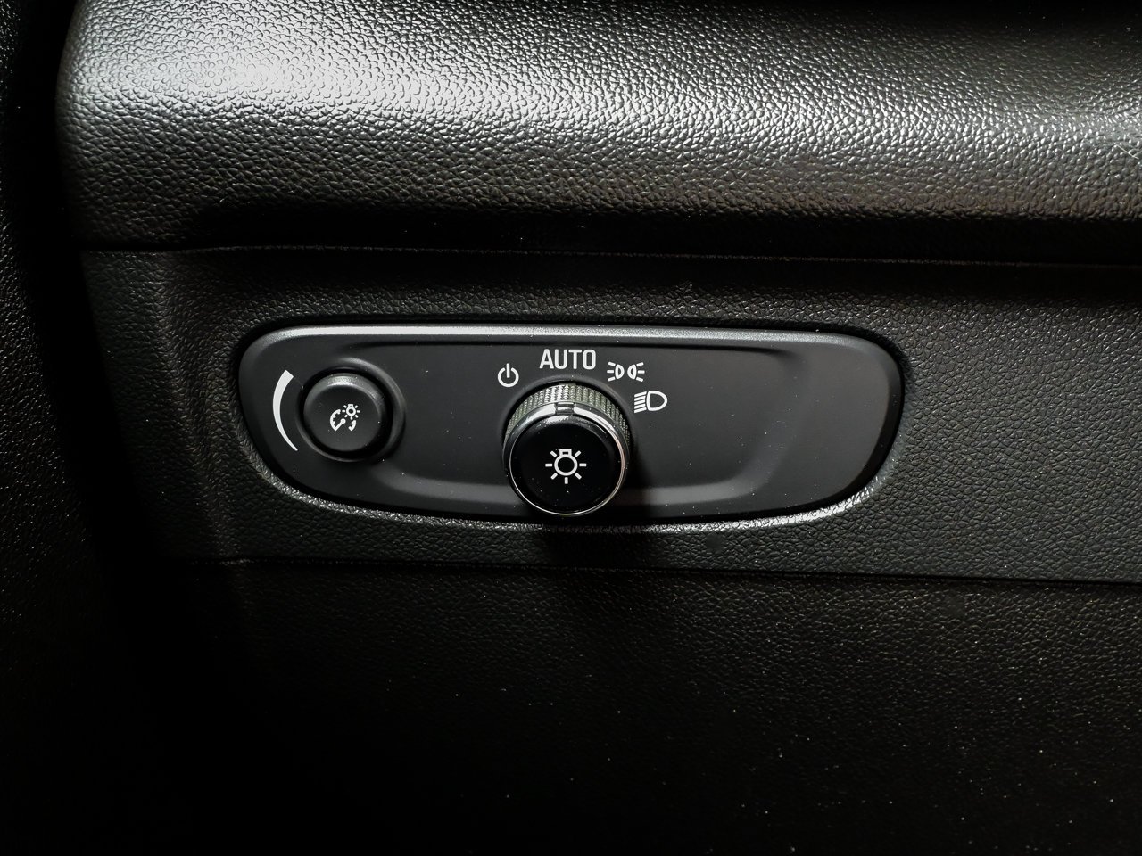 2023 Buick Envision AWD 4dr Essence White Sherwood Park - photo #21